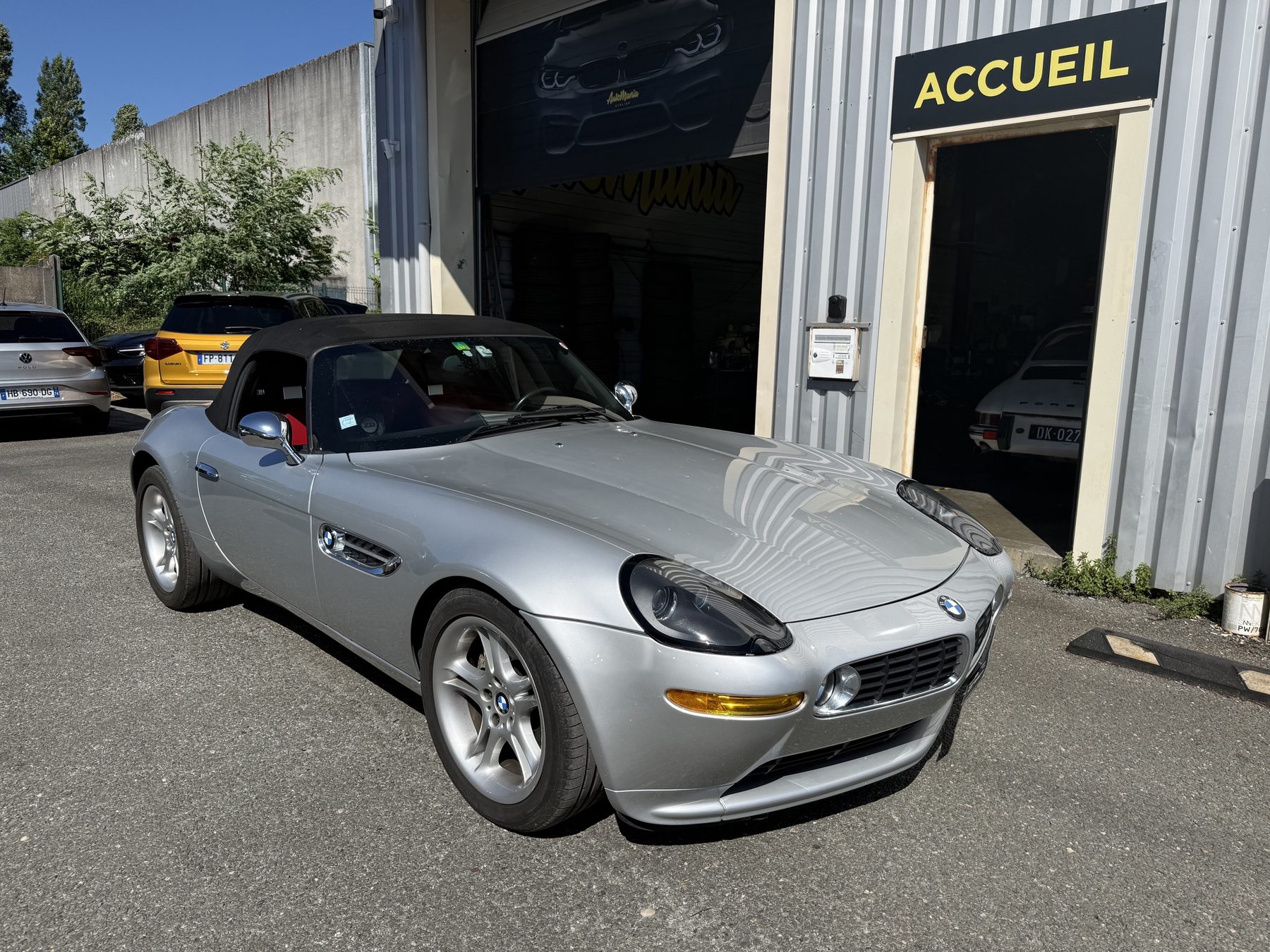 BMW Z8 devant l'accueil AutoMania Atelier &agrave; Eysines