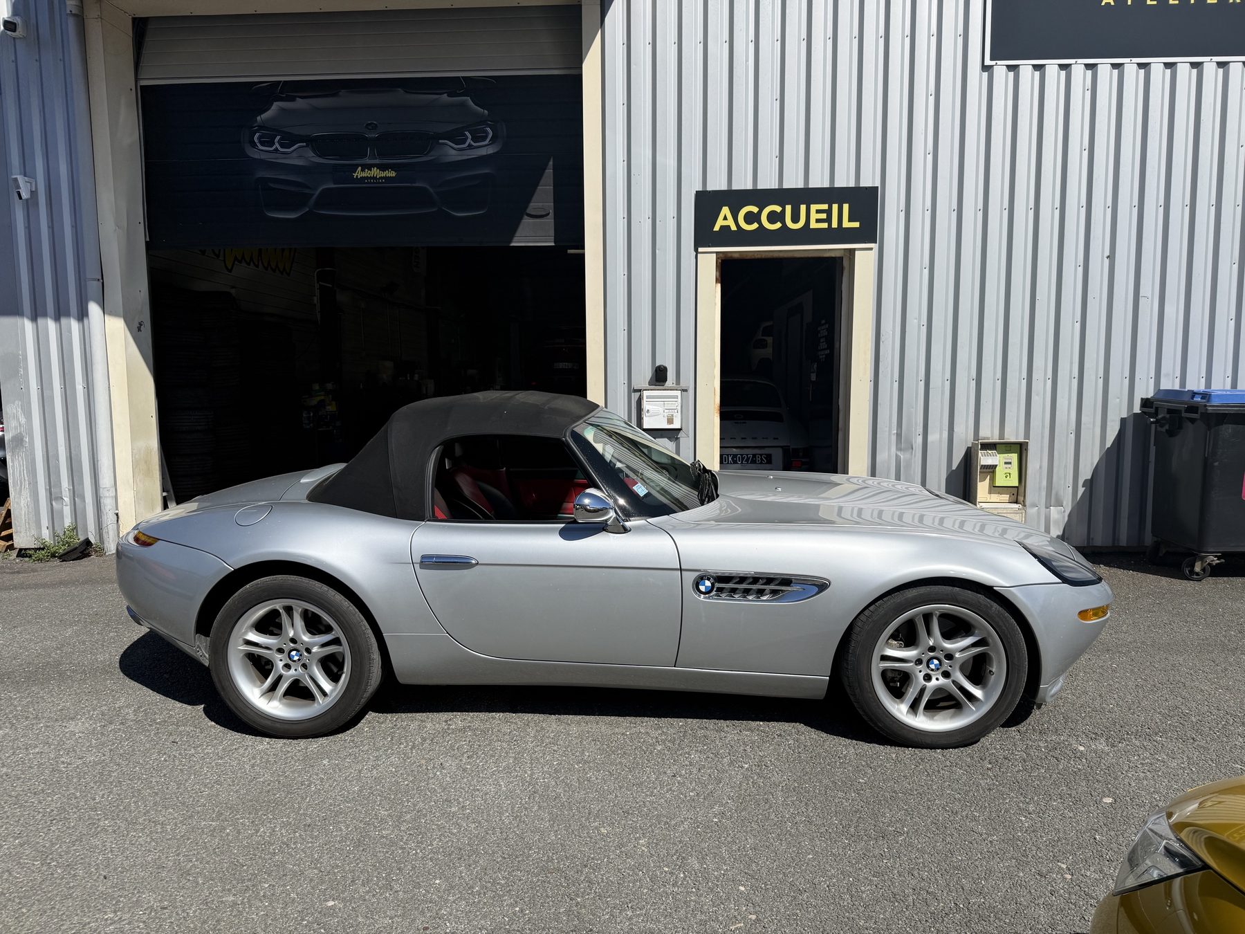 Profil de BMW Z8 devant l'atelier AutoMania &agrave; Eysines