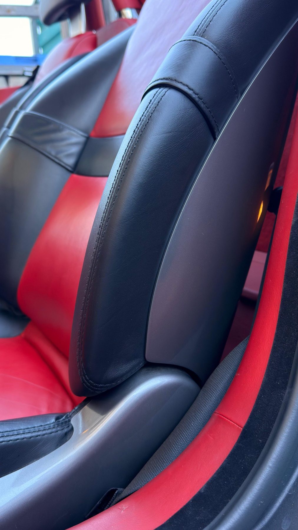 R&eacute;sultat final du si&egrave;ge cuir BMW Z8 rouge et noir apr&egrave;s r&eacute;novation