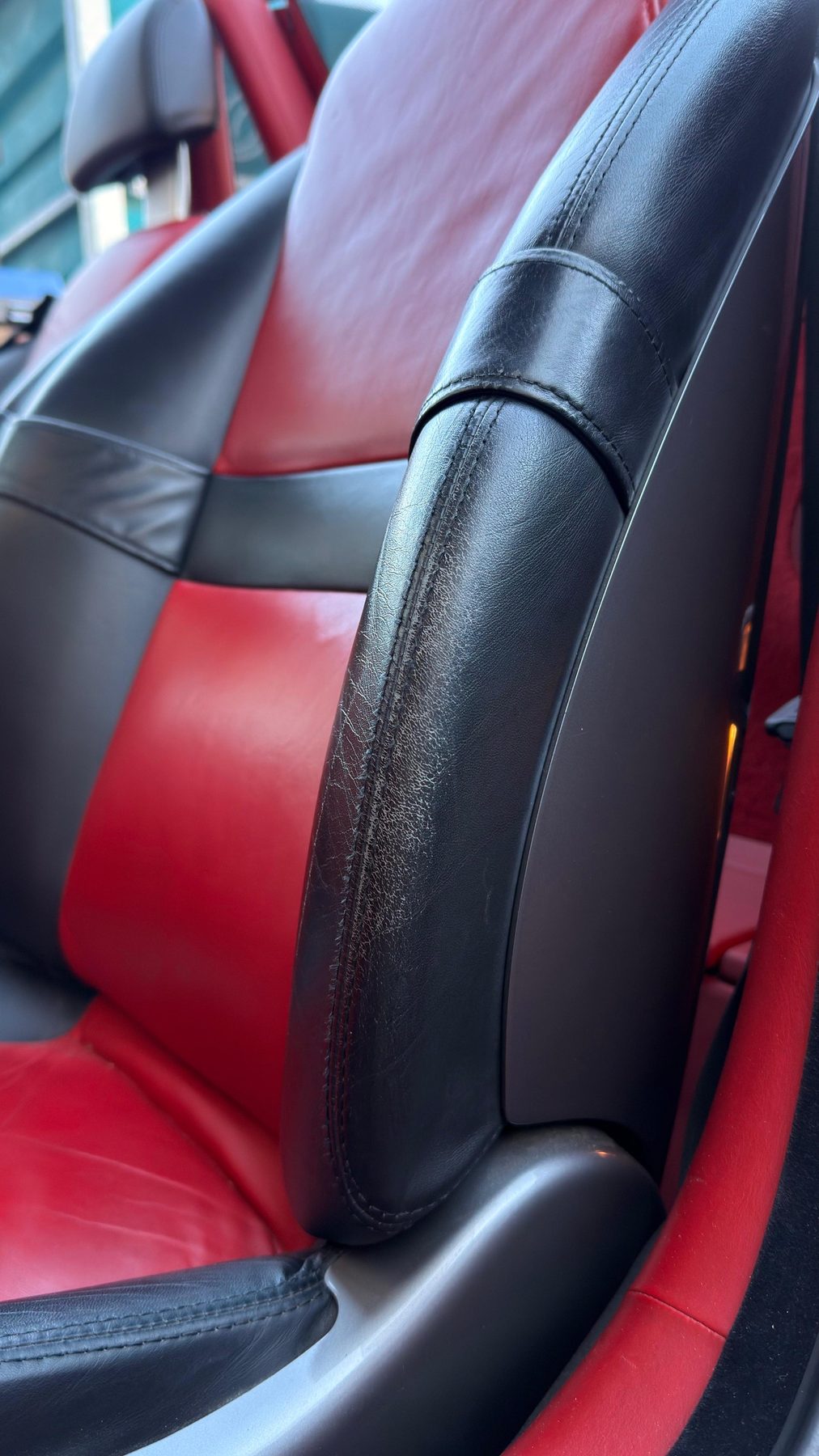 Usure du cuir sur si&egrave;ge conducteur de BMW Z8 avant r&eacute;novation