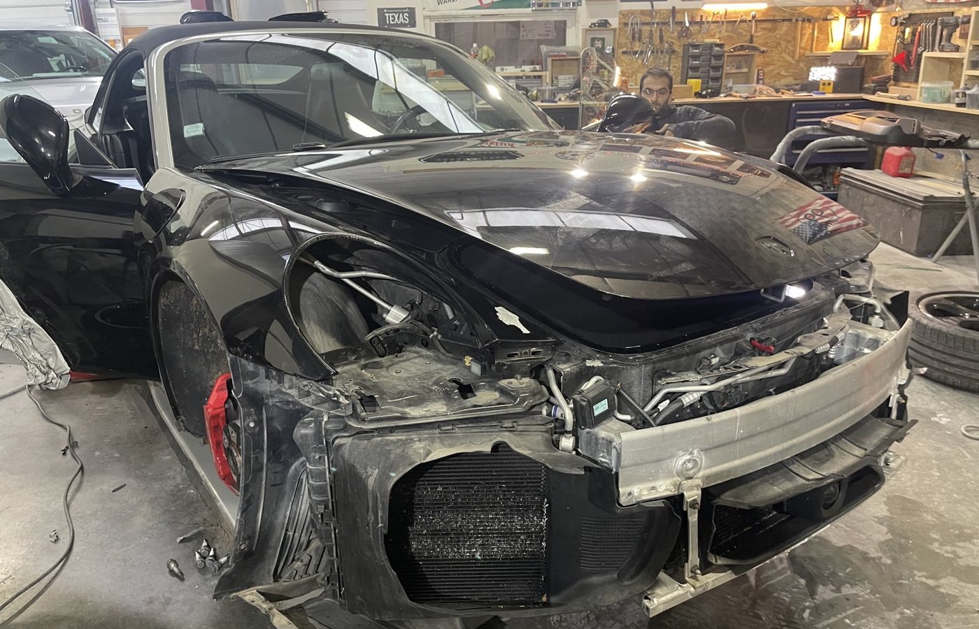 V&eacute;hicule en r&eacute;paration carrosserie chez AutoMania Atelier