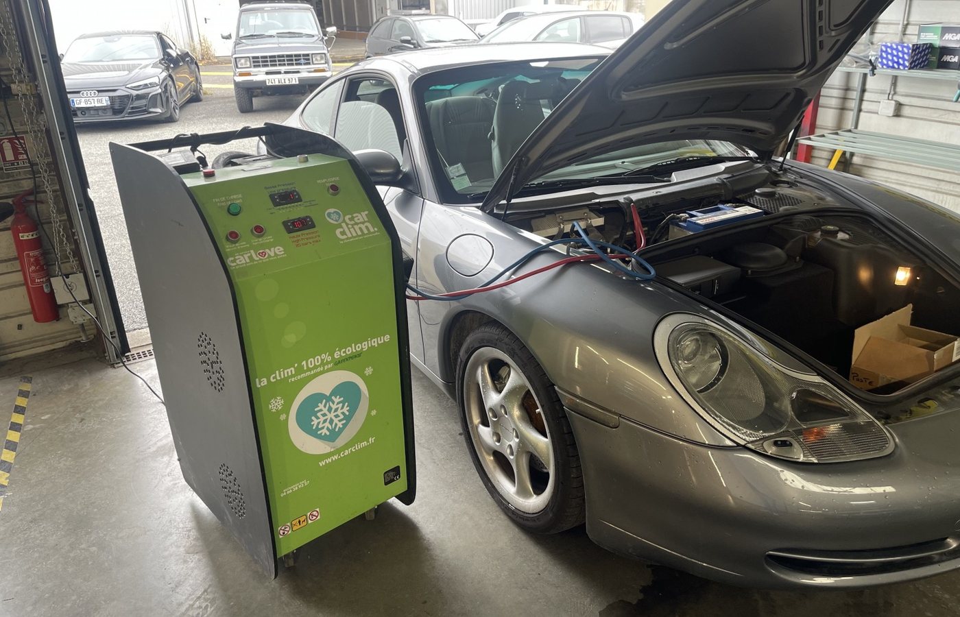Recharge de climatisation en atelier automobile