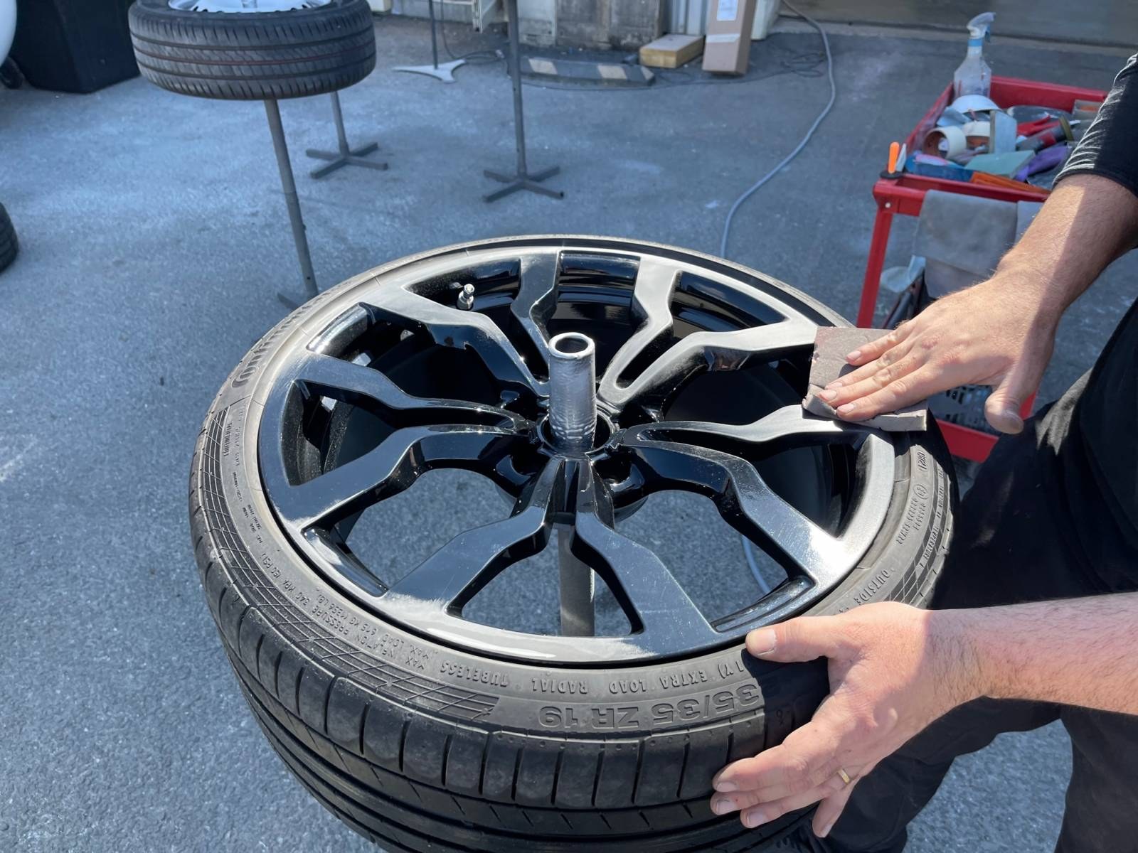 R&eacute;novation de jante d'Audi R8 avec pon&ccedil;age et pr&eacute;paration de finition