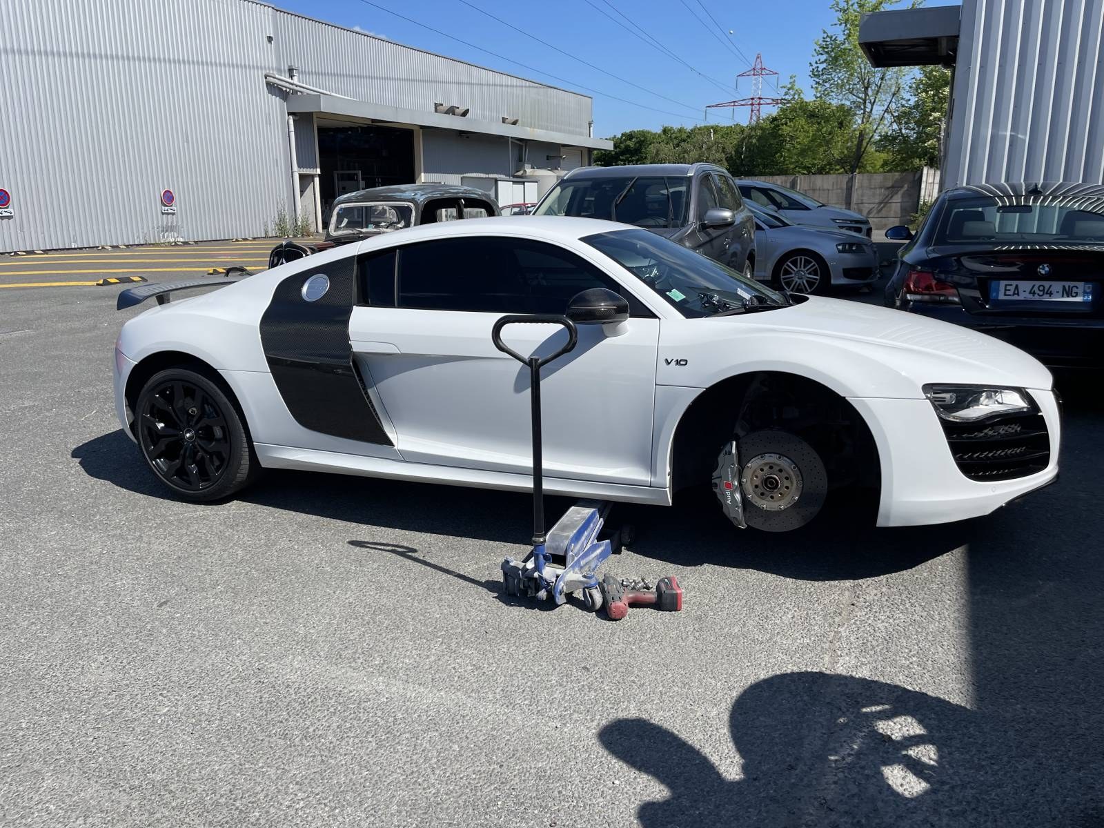 Audi R8 chez AutoMania Atelier pendant une intervention de r&eacute;novation de jante &agrave; Eysines